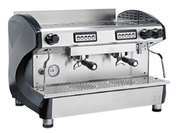 Semi Nuevo 2 años de uso · Cafetera para espresso de 2 grupos · Equipada con dos lancetas de vapor · Una salida de agua caliente · Potencia de 3100w, 11 litros de agua · Tecnología francesa · Hecho en Italia