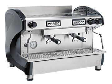 Semi Nuevo 1 año de uso · Cafetera para espresso de 2 grupos · Equipada con dos lancetas de vapor · Una salida de agua caliente · Potencia de 3100w, 11 litros de agua 0183 · Tecnología francesa · Hecho en Italia